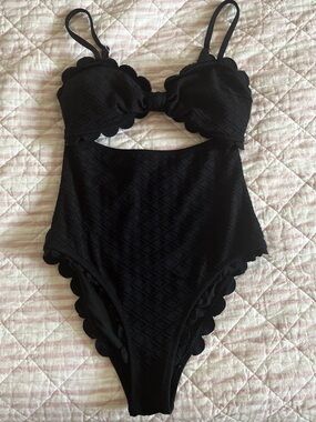 Cupshe Black Scallop-Edge One-Piece Swimwear Women’s Small